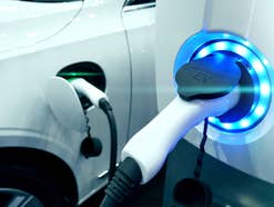 Wallbox lädt ein Elektroauto auf.