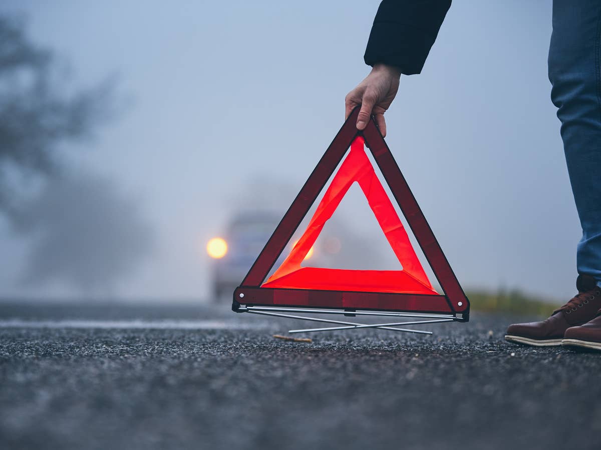 Warndreieck wird aufgestellt