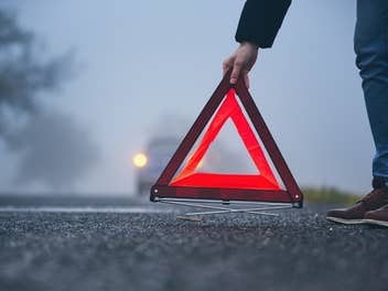 Warndreieck wird aufgestellt