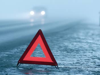 Warndreieck aufgestellt auf der Straße