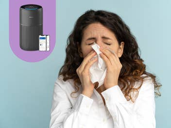 Eine Frau, die niest und sich ein Taschentuch vor das Gesicht hält. Oben links eine lilane Zunge, in der ein Luftfilter von Philips ist.