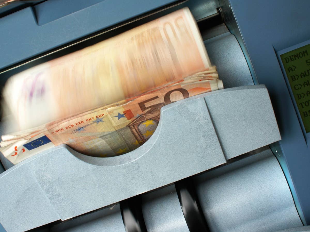 Was Bank-Kunden jetzt kostenlos durchsetzen können Geldscheine im Automaten einer Bank