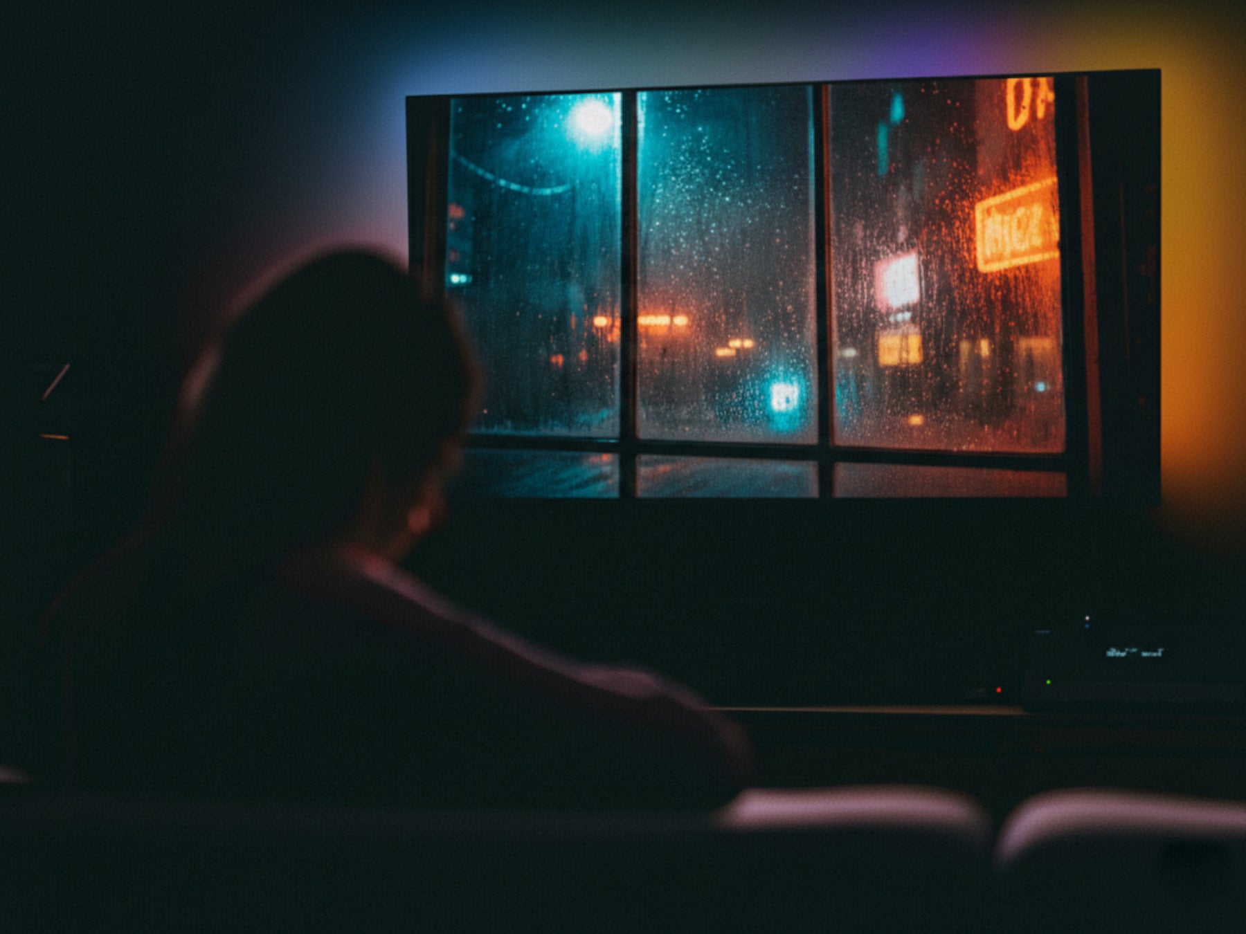 Viele machen es: Das sollte man abends am Fernseher lieber nicht tun