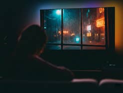 TV-Experten schlagen Alarm: Was man abends am Fernseher lieber nicht tun sollte