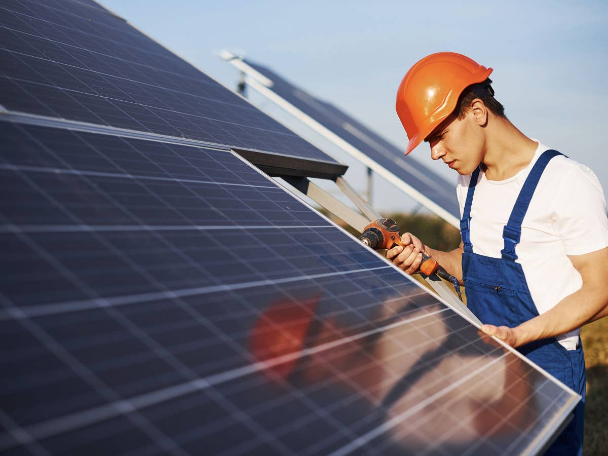 PV-Anlage online kaufen: Ein Solar-Insider verrät, wie du Fake-Shops entlarvst Handwerker installiert PV-Anlage