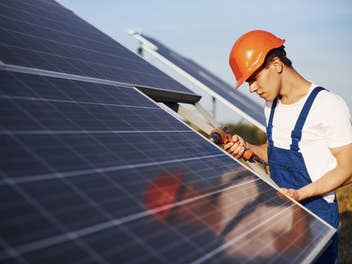 Handwerker installiert PV-Anlage