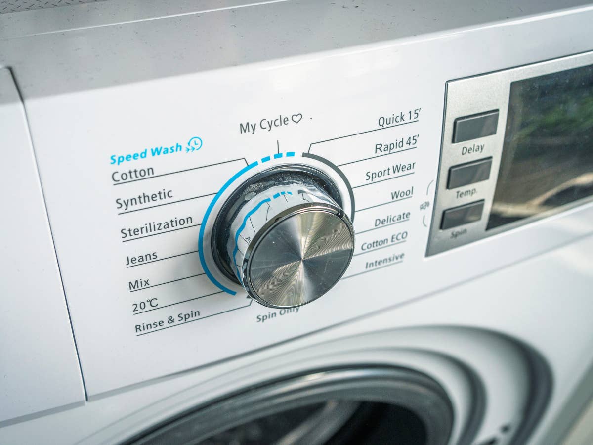 Dieser Fehler zerstört die Waschmaschine: Was man nach dem Urlaub lieber nicht tun sollte und doch alle machen