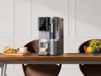 Waterdrop WD-A2 auf einem Küchentisch.