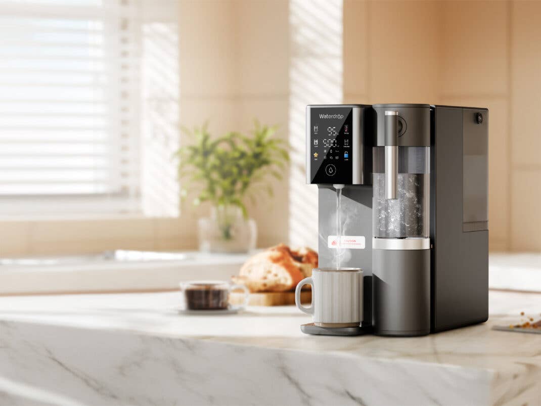 Wasserfilter von Waterdrop in der Küche, während heißes Wasser aufbereitet wird.