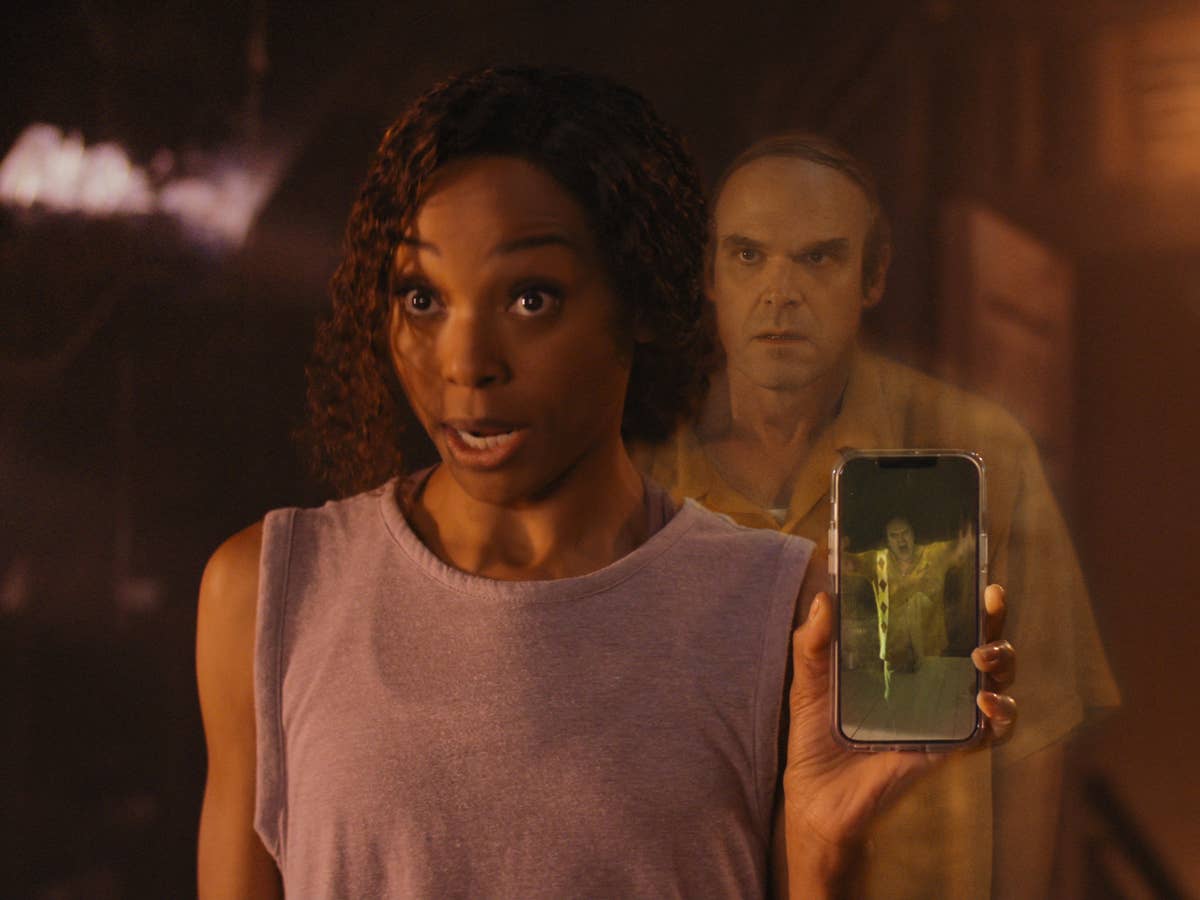 We Have a Ghost Header Ein Mädchen hält ein Smartphone, hinter ihr schwebt ein Geist.
