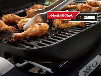 Hähnchenschenkel werden auf einem Weber Grill gegrillt