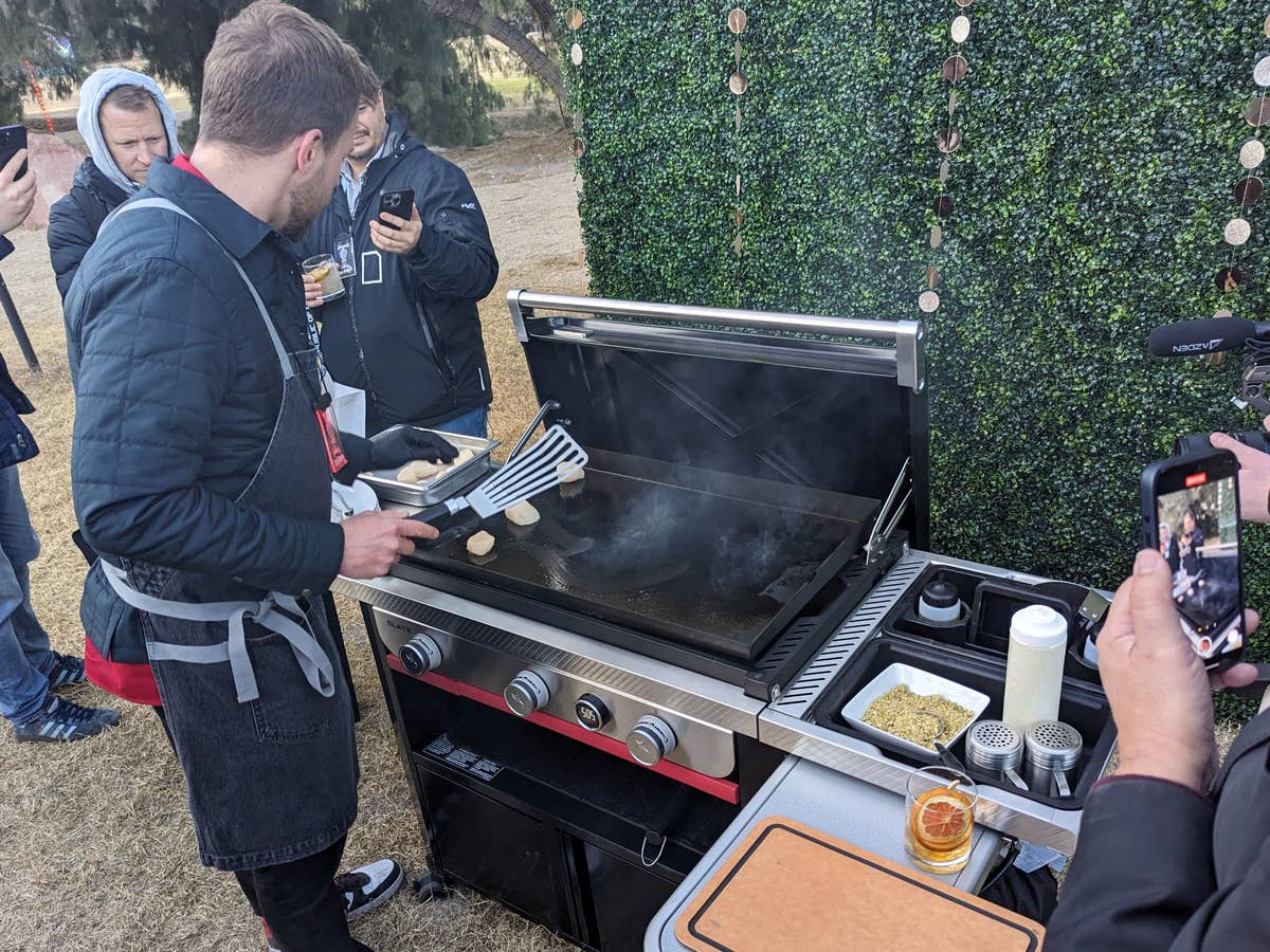 Weber präsentiert auf der CES 2024 seinen smarten Gas-Grill