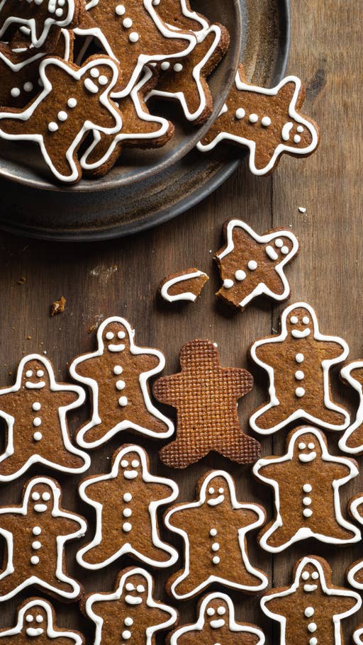 Viele Lebkuchenmännchen auf einer Holzplatte.