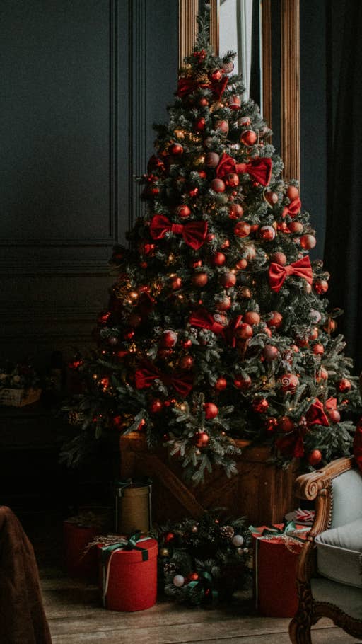 Ein rot geschmückter Weihnachtsbaum in einem Zimmer.