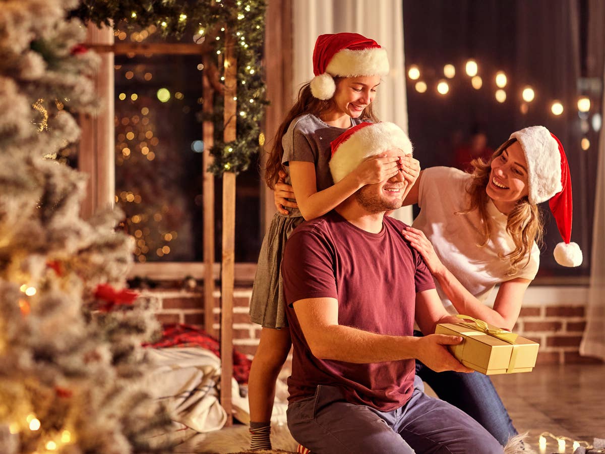 Eine Familie erfreut sich an Weihnachts-Geschenken