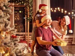Eine Familie erfreut sich an Weihnachts-Geschenken