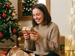 Eine Frau hält ein Weihnachtsgeschenk