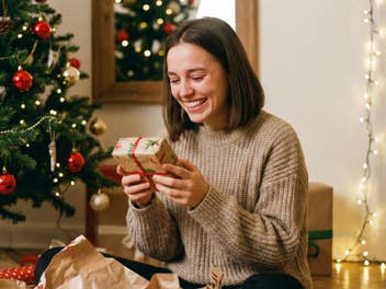 Eine Frau hält ein Weihnachtsgeschenk