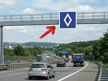 Neues Verkehrszeichen weißer Diamant auf einer Autobahn