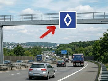 Neues Verkehrszeichen weißer Diamant auf einer Autobahn
