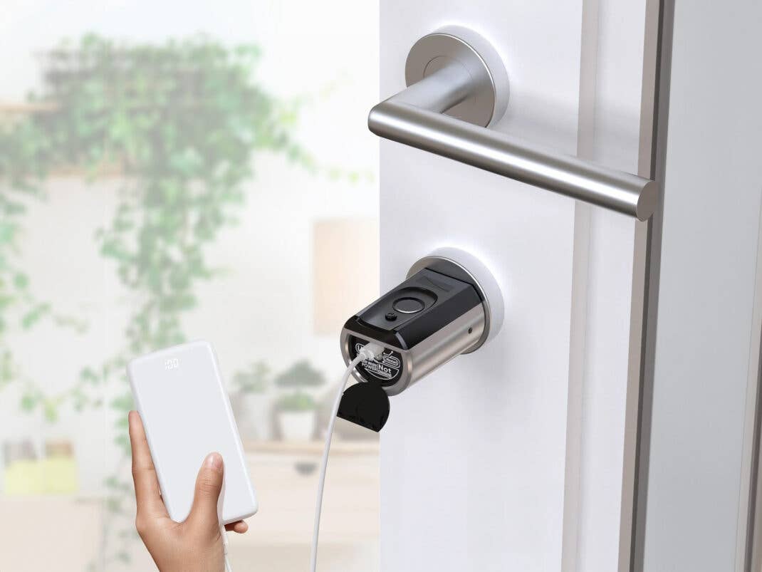 WELOCK Smart Lock Cylinder Touch41 wird über eine Powerbank mit Strom versorgt.