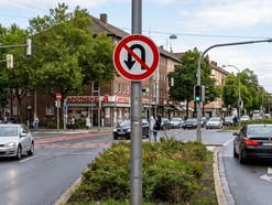 Ein Wenden verboten-Schild an einer Kreuzung
