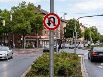 Ein Wenden verboten-Schild an einer Kreuzung