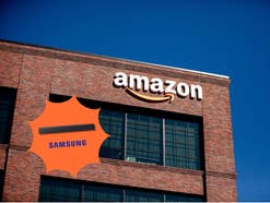Amazon Gebäude mit einer Samsung-Soundbar im Vordergrund.