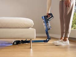 Wer von stundenlanger Haushalts-Arbeit genervt ist, sollte diesen neuen Shark-Akkusauger sehen