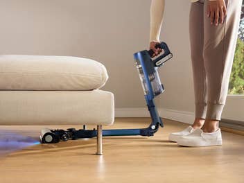 Wer von stundenlanger Haushalts-Arbeit genervt ist, sollte diesen neuen Shark-Akkusauger sehen