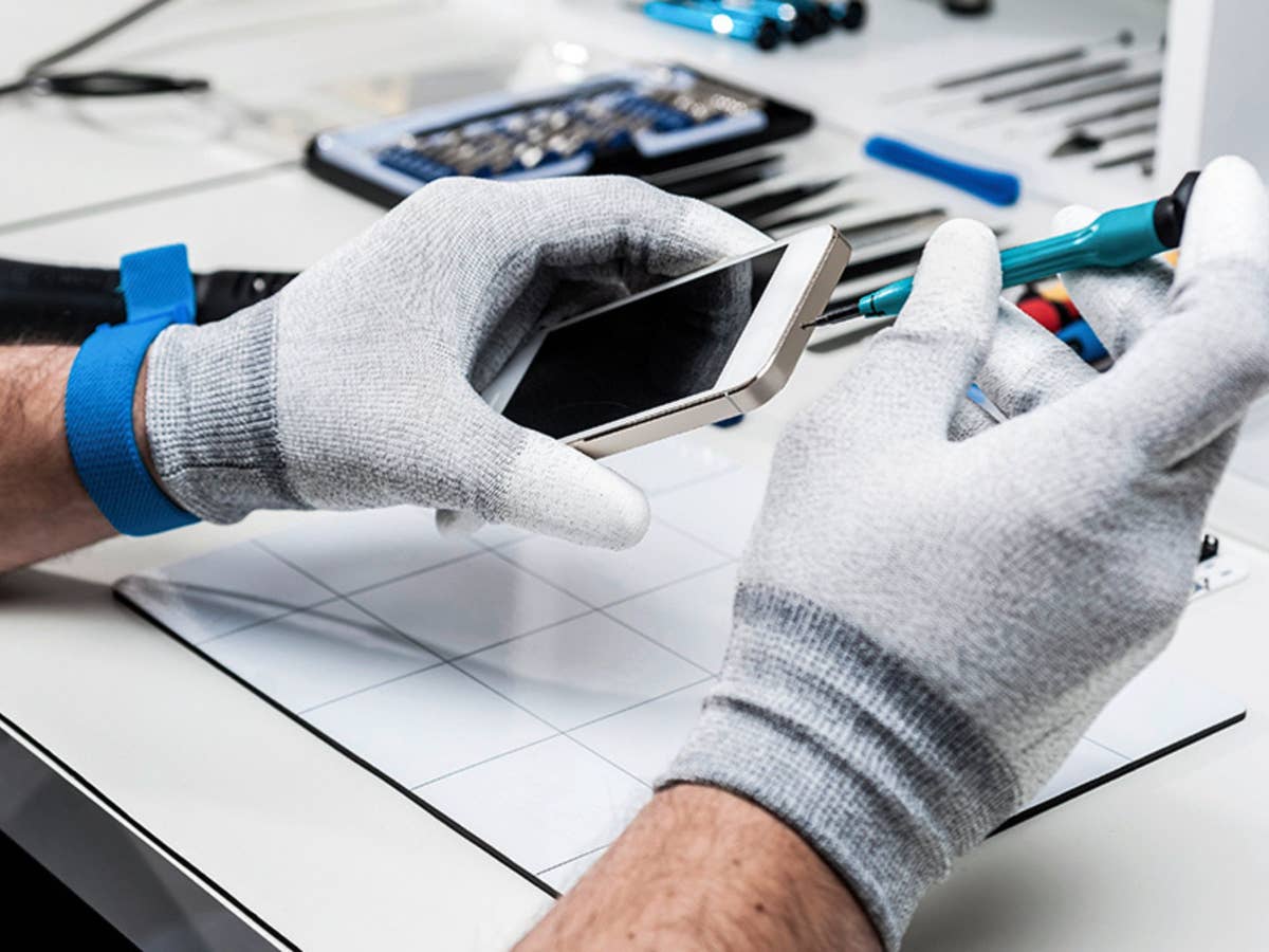Person repariert ein Handy