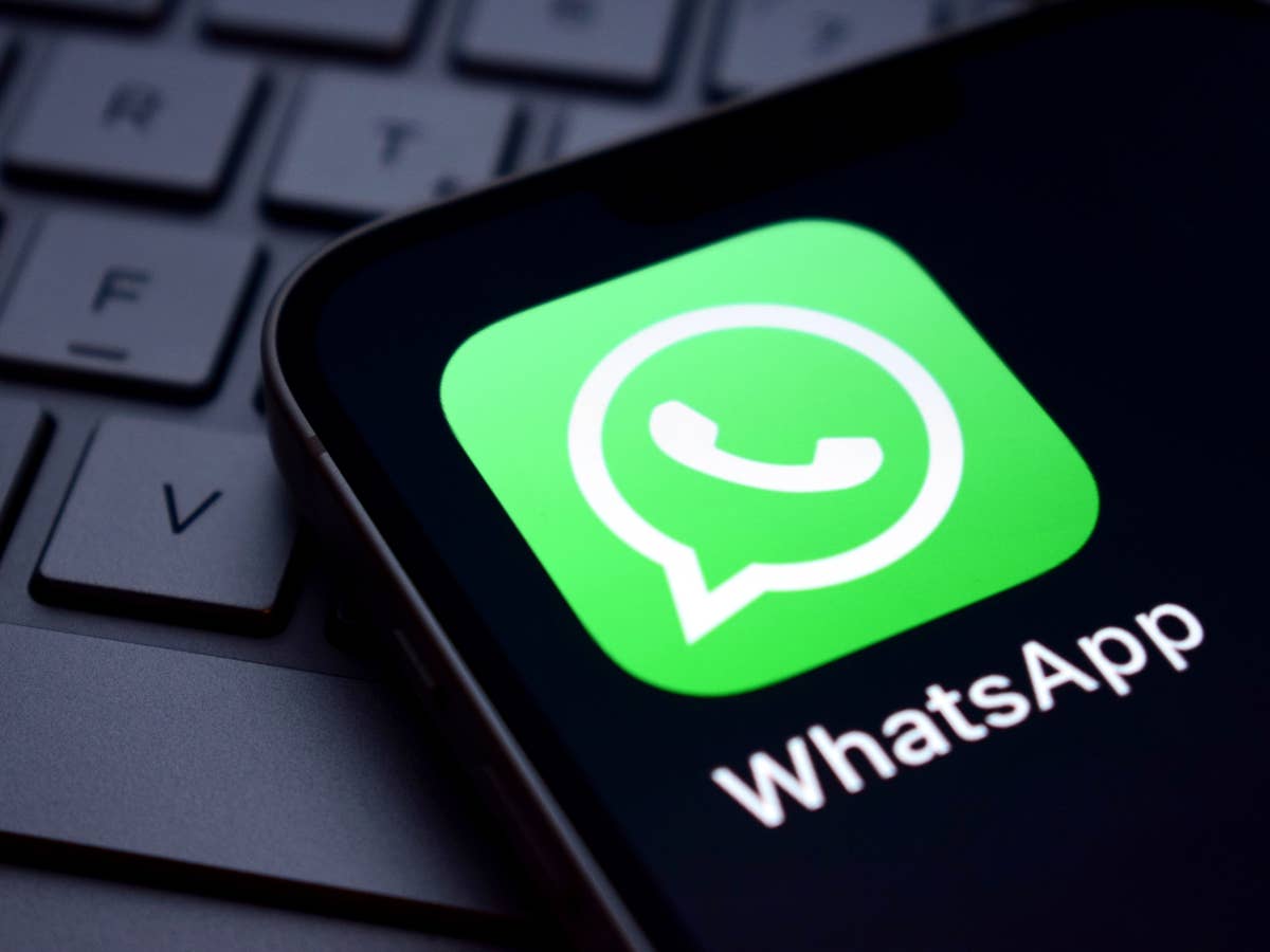WhatsApp-Logo auf einem Smartphone