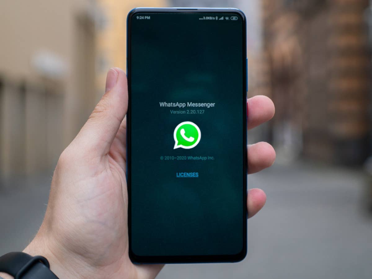 WhatsApp auf einem Smartphone geöffnet