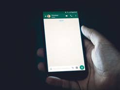 WhatsApp auf einem Handy mit leerem Chat.