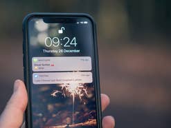 WhatsApp Nachricht auf Sperrbildschirm WhatsApp-Nachricht auf einem iPhone-Sperrbildschirm.