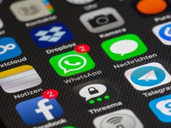 WhatsApp-Symbol auf einem Smartphone-Display