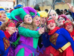 Eine Gruppe von Karnevals-Jecken in Kostümen auf der Straße