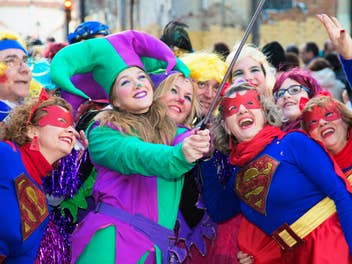 Eine Gruppe von Karnevals-Jecken in Kostümen auf der Straße