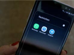 WhatsApp, Telegram und Facebook Messenger auf einem Smartphone