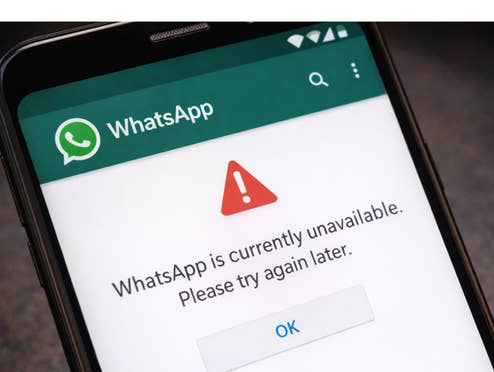 Ein Handy, auf dem WhatsApp eine Fehlermeldung anzeigt, weil der Dienst nicht verfügbar ist.