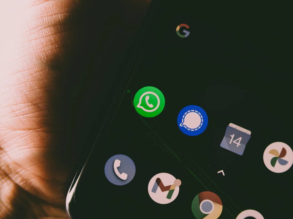 WhatsApp und Signal Logo Das Logo von Signal und WhatsApp auf einem Smartphone