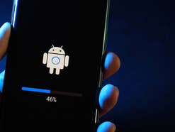 Android-Update auf einem Smartphone.