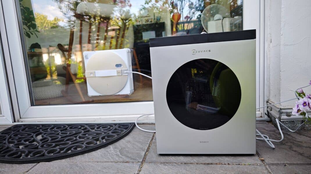 ECOVACS WINBOT W3 OMNI putzt Balkonfenster, Station steht davor