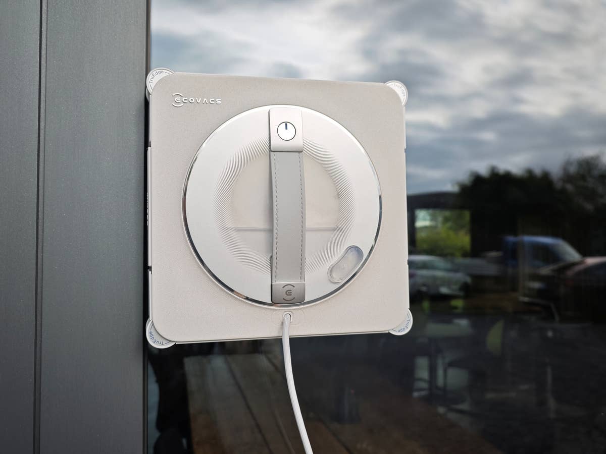 Die Pro-Version des WINBOT W2S OMNI verspricht kommt mit einigen Optimierungen daher. Winbot W2S Pro Omni Fensterputzroboter von Ecovacs auf einer Fensterscheibe