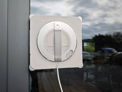 Winbot W2S Pro Omni Fensterputzroboter von Ecovacs auf einer Fensterscheibe