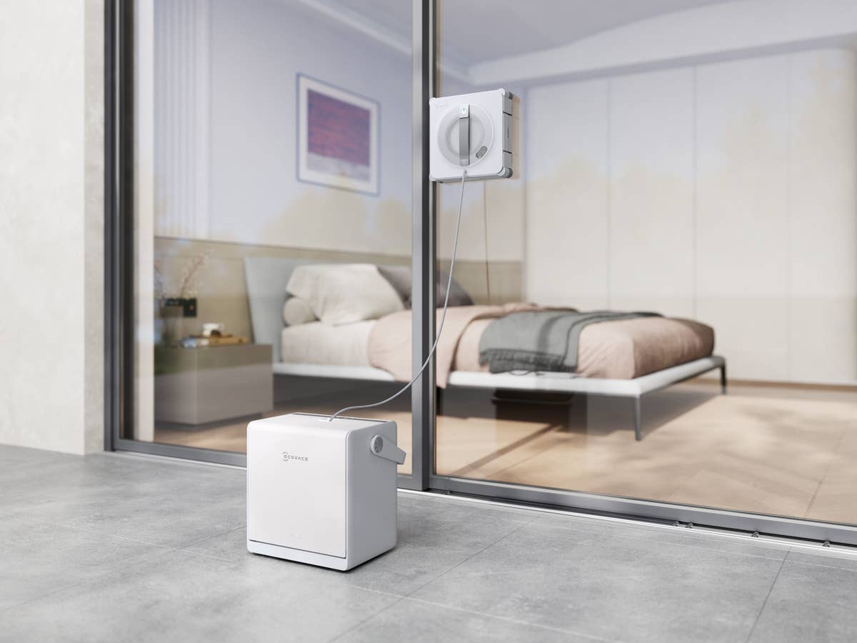 winbot-w2s-pro-omni-titelbild Der WINBOT W2S PRO OMNI beim Einsatz am Schlafzimmerfenster mit Blick auf das Bett.