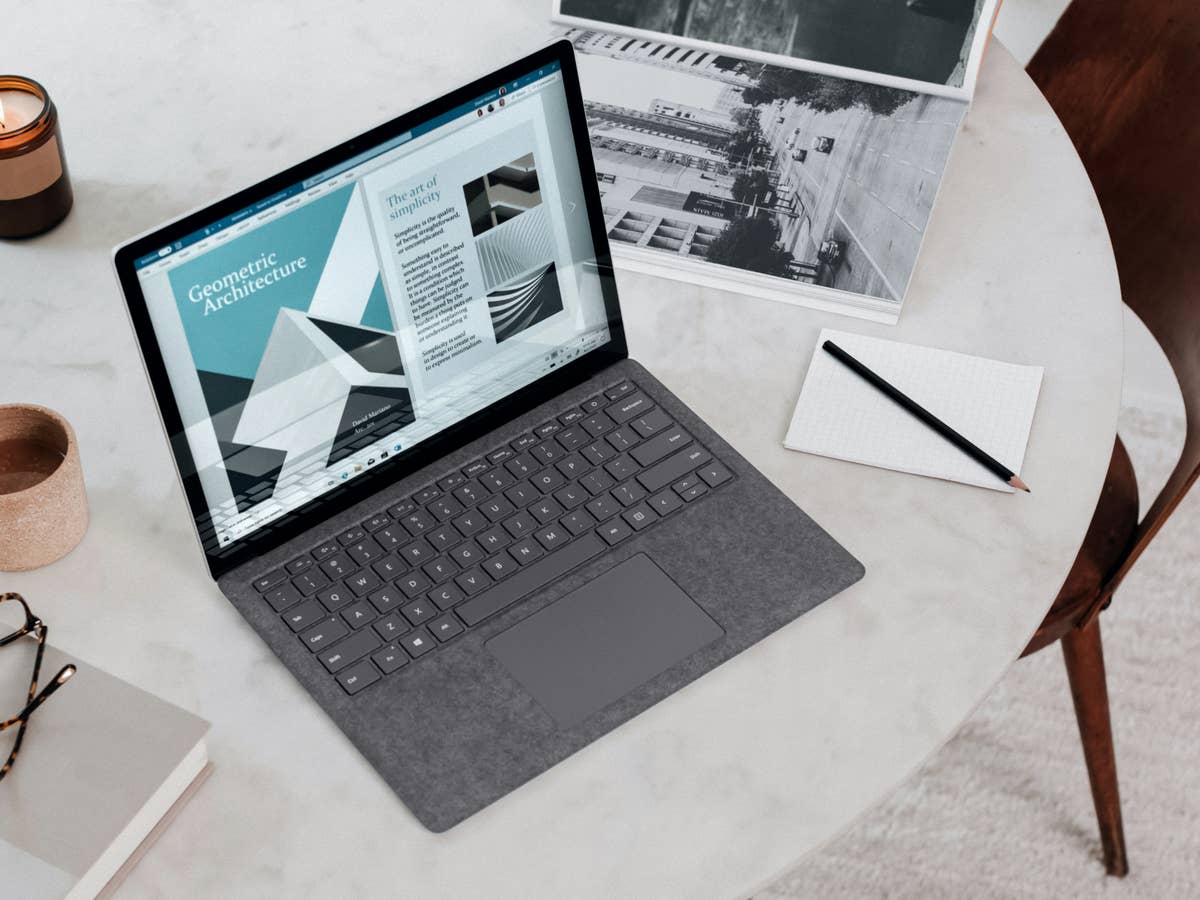 Ein Computer mit Windows 10 steht auf einem Tisch