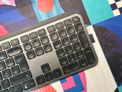 Eine Windows-Tastatur von Logitech (MX Keys mit Ziffernblock)