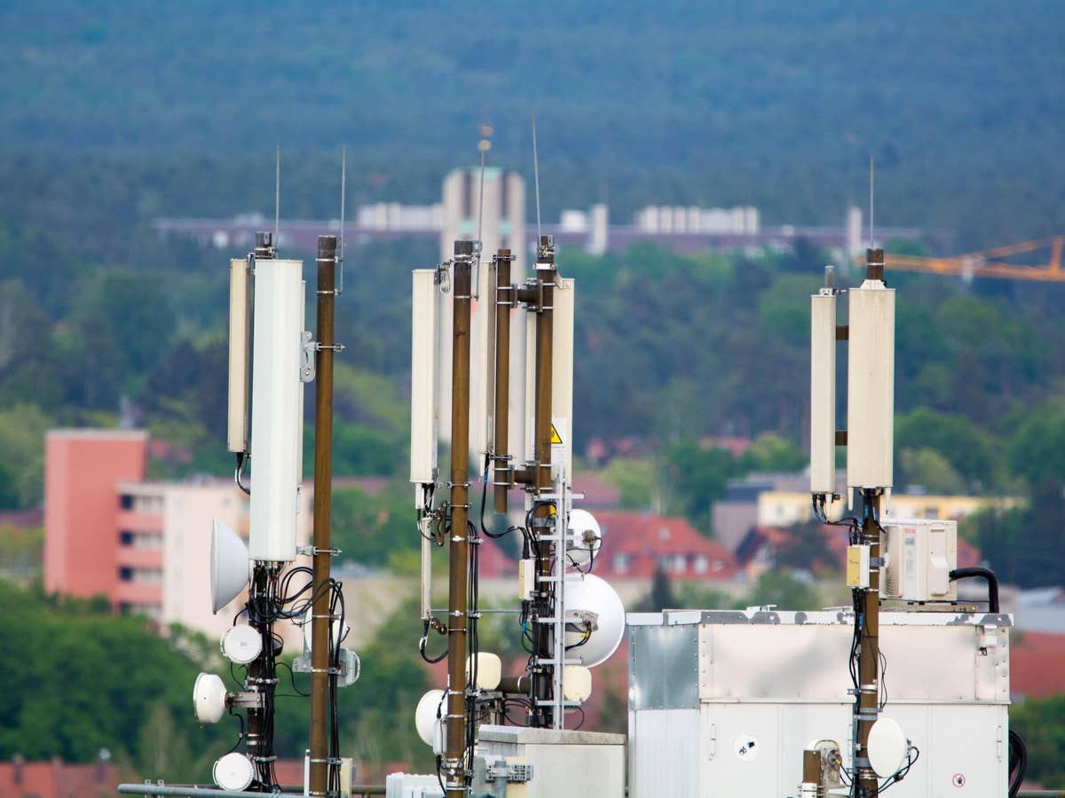 Mobilfunkantennen verschiedener Anbieter auf einem Dach