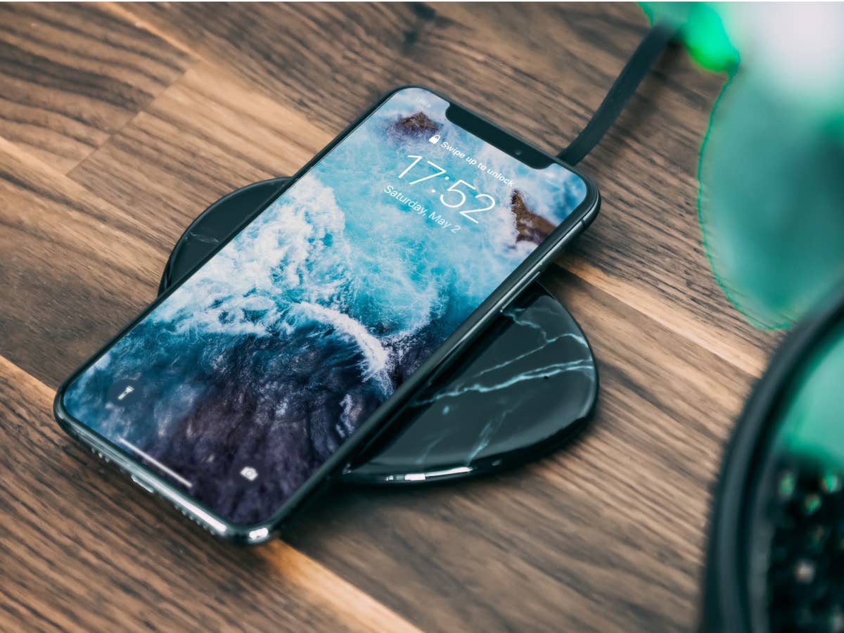 Qi Ein Smartphone lädt per Qi